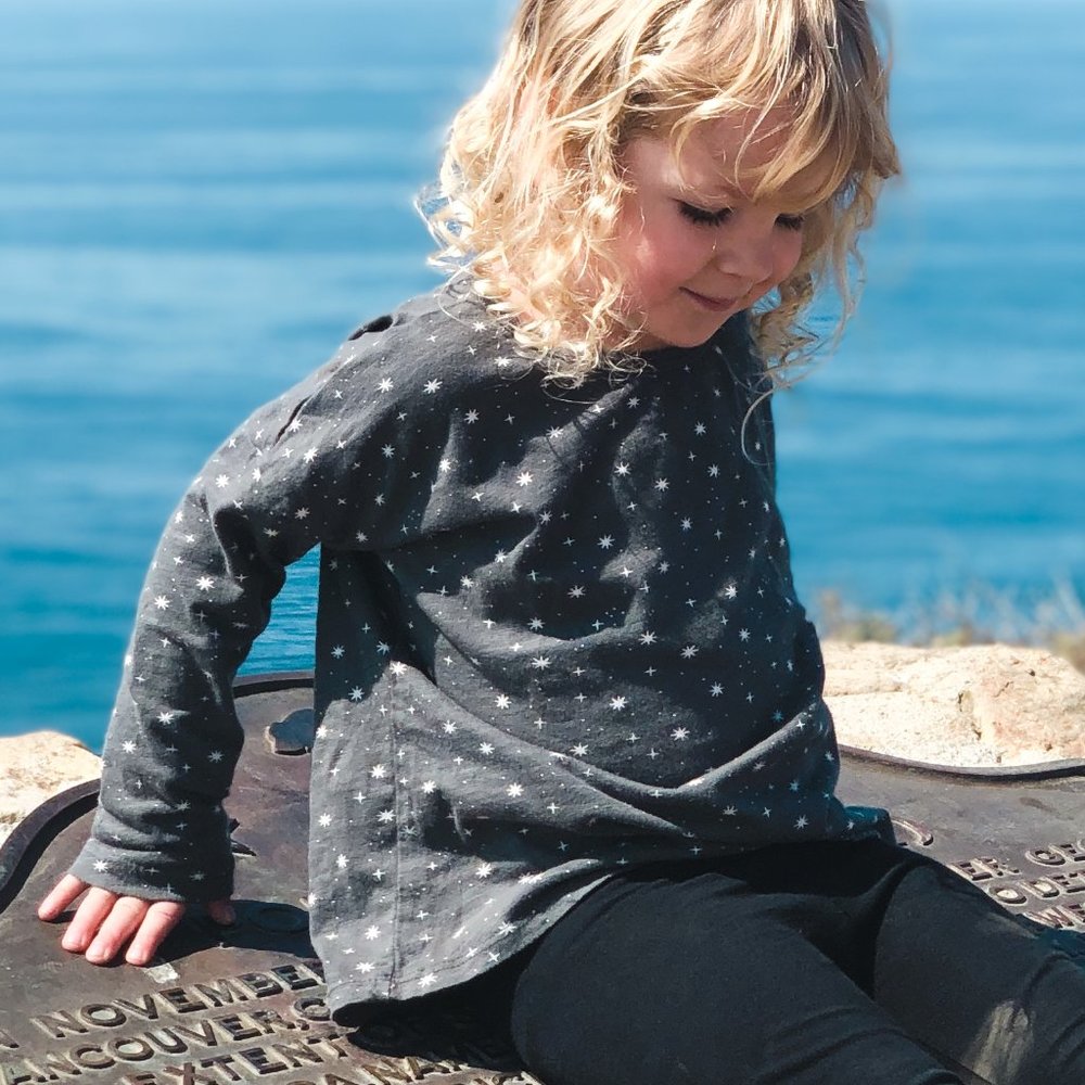 Rylee + Cru // Long sleeve stars tee dark blue-gray // Size 4-5
